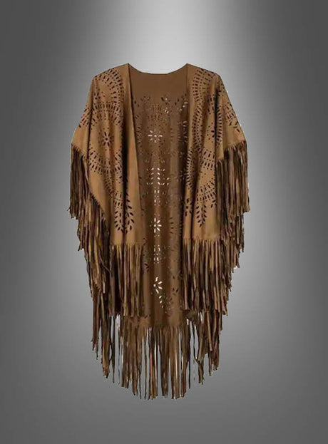Wandelbarer Poncho mit Fransen in Braun, aus Wildleder im Boho-Stil mit ausgeschnittenen Blumenmustern und langen Fransen an den Seiten und am Saum – erinnert an ein stilvolles Indianerkostüm und wird vor einem sanft verlaufenden grauen Hintergrund präsentiert.