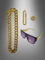 Das 4-teilige „Pimp Dollar“-Schmuckset, bestehend aus einer goldenen Halskette, einem passenden Armband, einem goldenen Ring mit Steinen und einer schwarzen Sonnenbrille mit goldfarbenen Bügeln, wird elegant vor einem grau verlaufenden Hintergrund präsentiert – ideal, jedem Karnevalskostüm einen Hauch von Glamour zu verleihen.