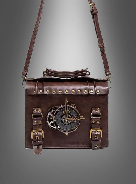 Wir präsentieren die Steampunk-Handtasche 26 cm mit Uhr – eine braune Leder-Umhängetasche, verziert mit Messingschnallen und Zahnrädern, mit einem dekorativen Zifferblatt auf der Vorderseite und einem verstellbaren Schulterriemen, vor einem grauen Hintergrund mit Farbverlauf. Perfekt, um Ihr Steampunk-Kostüm zu vervollständigen oder jedem Outfit eine unverwechselbare Note zu verleihen.