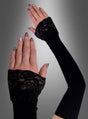 Vor einem grauen Hintergrund mit Farbverlauf sind zwei Hände zu sehen, die die „Armstulpen extra lang mit Spitze“ tragen – schwarze, mit Spitze besetzte fingerlose Handschuhe, die als elegantes Gothic-Kostüm-Accessoire dienen. Die zarten Spitzendetails dieser „Armstulpen extra lang mit Spitze“ verleihen jedem Outfit einen dramatischen und stilvollen Akzent.