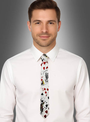 Ein Mann in einem weißen Hemd und der „Spielkarten“-Satin-Krawatte – dem perfekten Poker-Accessoire – steht vor einem grauen Hintergrund mit Farbverlauf.