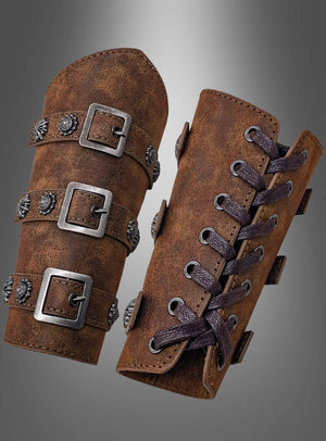 Der Armschutz im mittelalterlichen Antik-Look besteht aus zwei braunen Armschützern aus Kunstleder: Der eine ist mit drei Metallschnallen und Ziernieten verziert, der andere mit kreuz und quer verlaufenden Schnürungen. Vor einem grauen Hintergrund mit Farbverlauf präsentiert, sind sie der perfekte Leder-Armschoner oder mittelalterliche Armschutz als Accessoire für jedes Ritterkostüm.