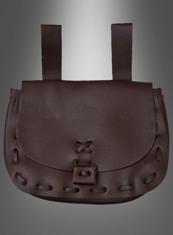 Eine kleine braune „Mittelalter-Gürteltasche, braun“ aus Leder mit einer genähten Klappe, einem Schnallenverschluss und zwei Schlaufen am oberen Rand, dargestellt vor einem grauen Hintergrund mit Farbverlauf.
