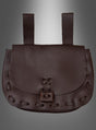 Eine kleine braune „Mittelalter-Gürteltasche, braun“ aus Leder mit einer genähten Klappe, einem Schnallenverschluss und zwei Schlaufen am oberen Rand, dargestellt vor einem grauen Hintergrund mit Farbverlauf.