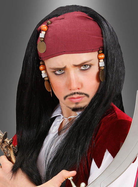 Person in Piratenkostüm mit langen schwarzen Haaren, rotem Stirnband und Schnurrbart – sie trägt eine „Piratenperücke für Mädchen und Jungs“ und hält ein Krummschwert vor einem grauen Hintergrund in der Hand.
