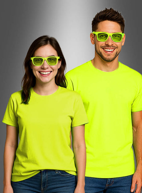 Zwei Personen, die ein Neon-T-Shirt „Damen und Herren“ tragen – ideal für jedes Neon-Party-Outfit – und dazu passende neongelbe Brillen, stehen nebeneinander und lächeln vor einem schlichten grauen Hintergrund mit Farbverlauf.
