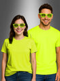 Zwei Personen, die ein Neon-T-Shirt „Damen und Herren“ tragen – ideal für jedes Neon-Party-Outfit – und dazu passende neongelbe Brillen, stehen nebeneinander und lächeln vor einem schlichten grauen Hintergrund mit Farbverlauf.