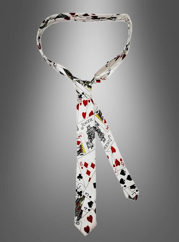 Wir präsentieren die „Spielkarten Satin Krawatte“ – ein Poker-Accessoire, das durch seine auffälligen Spielkartenmotive wie Joker, Herz, Pik, Kreuz und Karo besticht. Vor einem eleganten grauen Hintergrund mit Farbverlauf verleiht diese stilvolle Krawatte jedem Outfit einen Hauch von Eleganz.