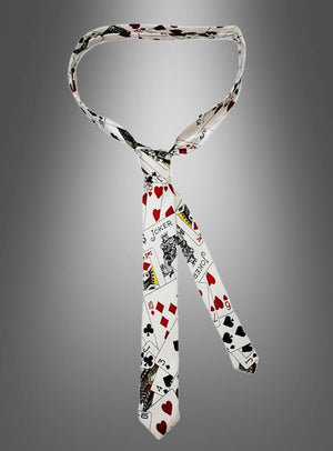 Wir präsentieren die „Spielkarten Satin Krawatte“ – ein Poker-Accessoire, das durch seine auffälligen Spielkartenmotive wie Joker, Herz, Pik, Kreuz und Karo besticht. Vor einem eleganten grauen Hintergrund mit Farbverlauf verleiht diese stilvolle Krawatte jedem Outfit einen Hauch von Eleganz.