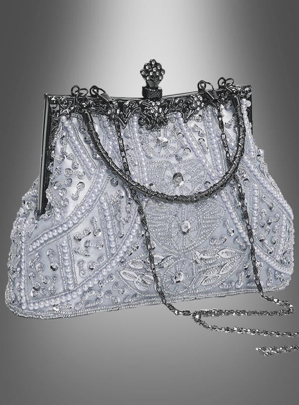 Die silberne Pailletten-Handtasche im Stil der 20er Jahre besticht durch kunstvolle silberne Pailletten, aufwendige Perlenstickerei, einen stabilen Metallrahmen, einen eleganten Verschluss mit Blumenmotiv und einen langen Kettenriemen – und verkörpert damit perfekt die Raffinesse des Stils der 1920er Jahre. Diese exquisite Handtasche wird vor einem grau verlaufenden Hintergrund präsentiert.