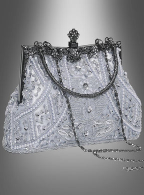 Die silberne Pailletten-Handtasche im Stil der 20er Jahre besticht durch kunstvolle silberne Pailletten, aufwendige Perlenstickerei, einen stabilen Metallrahmen, einen eleganten Verschluss mit Blumenmotiv und einen langen Kettenriemen – und verkörpert damit perfekt die Raffinesse des Stils der 1920er Jahre. Diese exquisite Handtasche wird vor einem grau verlaufenden Hintergrund präsentiert.