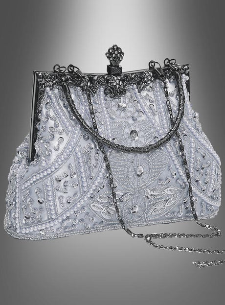 Die silberne Pailletten-Handtasche im Stil der 20er Jahre besticht durch kunstvolle silberne Pailletten, aufwendige Perlenstickerei, einen stabilen Metallrahmen, einen eleganten Verschluss mit Blumenmotiv und einen langen Kettenriemen – und verkörpert damit perfekt die Raffinesse des Stils der 1920er Jahre. Diese exquisite Handtasche wird vor einem grau verlaufenden Hintergrund präsentiert.