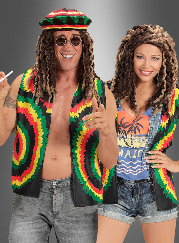 Zwei Personen tragen passende „Reggae Karibik Weste Batik“-Westen mit markanten Mustern in den Rastafari-Farben Rot, Gelb, Grün und Schwarz, ergänzt durch künstliche Dreadlocks und runde Sonnenbrillen. Die eine hält eine Zigarette in der Hand, während die andere die Weste mit einem tropischen Hemd und Jeansshorts kombiniert – die perfekte Kleidung für jede Veranstaltung in Jamaika.