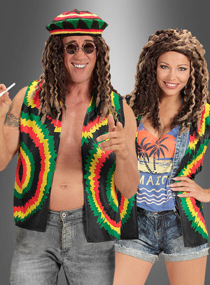 Zwei Personen tragen passende „Reggae Karibik Weste Batik“-Westen mit markanten Mustern in den Rastafari-Farben Rot, Gelb, Grün und Schwarz, ergänzt durch künstliche Dreadlocks und runde Sonnenbrillen. Die eine hält eine Zigarette in der Hand, während die andere die Weste mit einem tropischen Hemd und Jeansshorts kombiniert – die perfekte Kleidung für jede Veranstaltung in Jamaika.