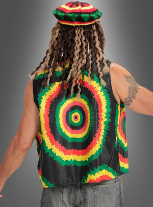 Hier ist ein umformulierter Satz unter Verwendung Ihrer Produktdaten: Eine Person ist von hinten zu sehen, die die „Reggae Karibik Weste Batik“ in leuchtenden Rastafari-Farben trägt, kombiniert mit einem passenden Hut und einer Dreadlock-Perücke. Auf ihrem Arm ist ein Tattoo zu sehen, während sie vor einem schlichten grauen Hintergrund steht – ideal, um den Geist jeder Veranstaltung mit Jamaika-Thema zu verkörpern.