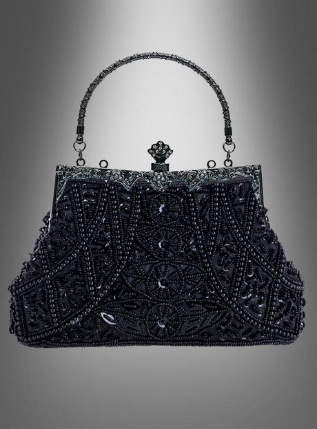 Die schwarze Handtasche im Stil der 20er Jahre mit Pailletten besticht durch aufwendige schwarze Perlenstickerei, kunstvolle Blumenmuster und zarte Perlenstickerei. Diese exquisite Vintage-Abendtasche mit Metallverschluss und dekorativem Henkel wird vor einem grau abgestuften Hintergrund präsentiert und verkörpert perfekt die zeitlose Eleganz der Handtaschen der 20er Jahre.