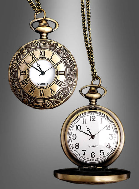 Zwei Taschenuhren im Vintage-Stil mit Ketten – eine geschlossene mit einem Zifferblatt mit römischen Ziffern und eine offene mit arabischen Ziffern – verkörpern den zeitlosen Charme der „Vintage Taschenuhr antik gold mit Funktion“ – ein ideales Accessoire für jeden Steampunk-Fan.