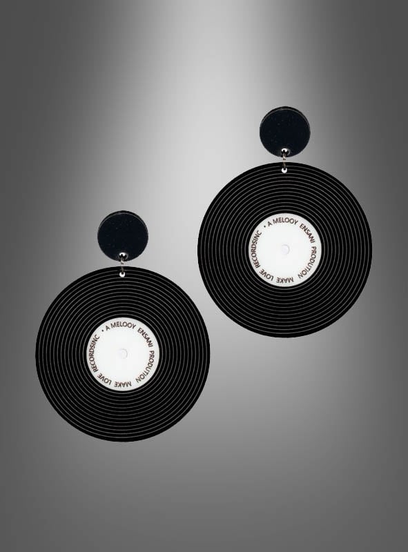 Ein Paar „80er“-Ohrringe im Schallplatten-Design in Schwarz-Weiß: schwarze, runde Ohrringe mit weißen Mittelstücken, die an Schallplatten erinnern, präsentiert vor einem grauen Hintergrund mit Farbverlauf.