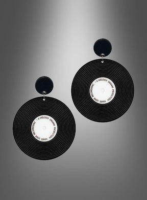 Ein Paar „80er“-Ohrringe im Schallplatten-Design in Schwarz-Weiß: schwarze, runde Ohrringe mit weißen Mittelstücken, die an Schallplatten erinnern, präsentiert vor einem grauen Hintergrund mit Farbverlauf.
