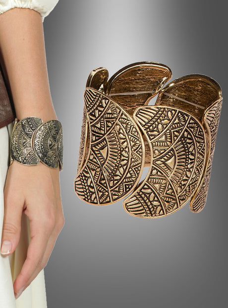 Das „Massives Boho Armband Hippie Style“ ist ein breites, goldfarbenes Armreif-Armband mit aufwendigen geometrischen Mustern. Ob am Handgelenk getragen oder separat vor einem grauen Farbverlaufshintergrund präsentiert – dieses auffällige Accessoire verkörpert den Geist des Hippie-Stils und sorgt für einen unvergesslichen, Blickfang.