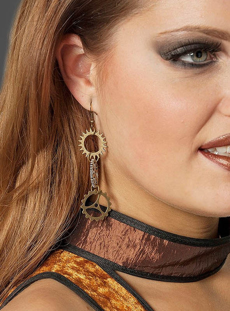 Eine Frau, die „Zahnrad-Ohrringe“ in Bronze und Silber im Steampunk-Stil mit Metallic-Finish trägt, kombiniert mit einem braun-goldenen Samt-Choker, Make-up in Bronze- und Silbertönen und einem ärmellosen Oberteil. Zu sehen sind nur die untere Hälfte ihres Gesichts und ein Ohr.