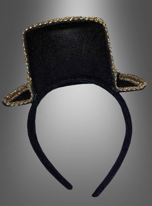 Casino Mini Hut am Haarreif – ein schwarzes Stirnband mit einem schwarz-goldenen Napoleon-Bicorne-Hut als auffälliges Damenaccessoire, perfekt für dein Las-Vegas-Kostüm oder als verspielter Blickfang beim Casino-Abend, fotografiert vor einem grauen Farbverlauf.