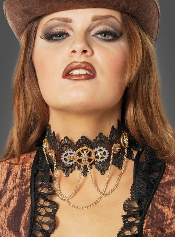 Eine Frau in Steampunk-Kleidung mit auffälligem Make-up trägt ein Steampunk-Halsband mit Zahnrädern – ein detailreiches Spitzen-Halsband, das mit Zahnrädern und eleganten Ketten verziert ist – kombiniert mit einem klassischen braunen Hut, wodurch sie die Essenz des Steampunk-Schmucks perfekt verkörpert.