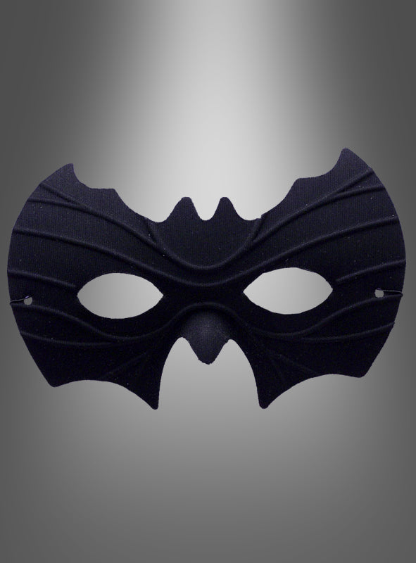 Eine schwarze Fledermaus-Halbmaske mit spitzen, fledermausartigen Kanten und eleganten, geschwungenen Linien, dargestellt vor einem grauen Hintergrund mit Farbverlauf.