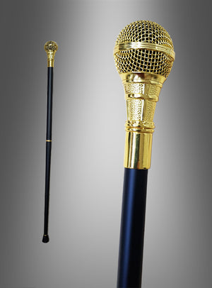Ein massiver Mikrofon-Gehstock, 94 cm lang, mit einem goldfarbenen, mikrofonförmigen Griff – ideal zur Vervollständigung Ihres Sänger- oder Rapper-Kostüms –, präsentiert vor einem grauen Hintergrund mit Farbverlauf.