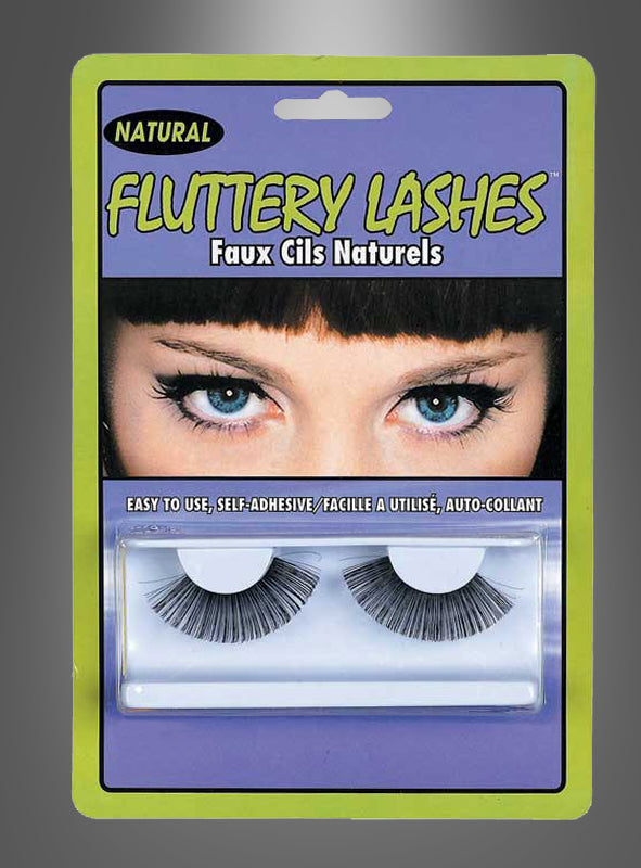 Eine Verkaufsverpackung der selbsthaftenden Kunstwimpern „Schwarze Wimpern lang“ mit der Aufschrift „Natural“ zeigt ein Bild von Augen mit langen schwarzen Wimpern und ein durchsichtiges Fenster, durch das das Produkt im Inneren zu sehen ist.