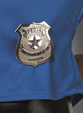 Nahaufnahme eines silbernen „Polizei Abzeichen Metall“-Abzeichens, das an einem blauen Hemd befestigt ist – ideal als Kostümzubehör für Themenveranstaltungen.