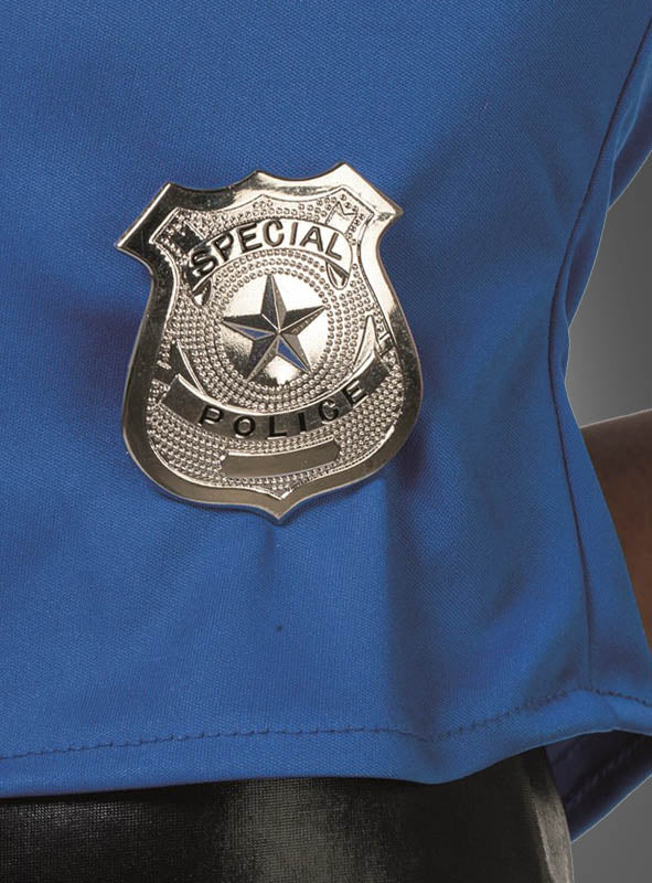 Nahaufnahme eines silbernen „Polizei Abzeichen Metall“-Abzeichens, das an einem blauen Hemd befestigt ist – ideal als Kostümzubehör für Themenveranstaltungen.