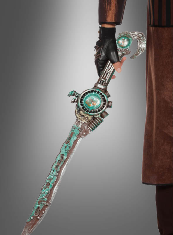 Eine Person in brauner Kleidung hält vor einem grauen Hintergrund das „Steampunk Schwert Steamblade 84 cm“ in der Hand, ein futuristisches Metallschwert mit türkisfarbenen Akzenten und kunstvollen mechanischen Details, das von der klassischen Steampunk-Ästhetik inspiriert ist.