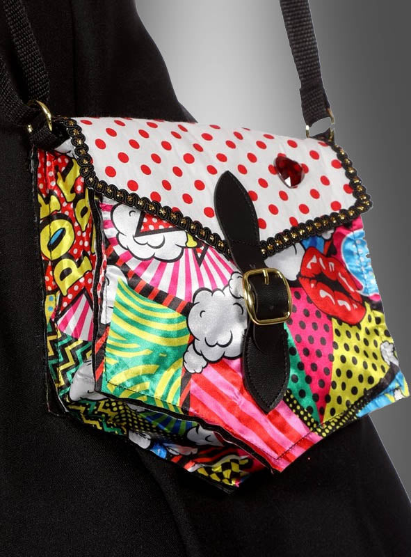 Die „Comic Handtasche Pop Art“ ist eine farbenfrohe Umhängetasche im Comic-Stil, die ganz im Sinne der Pop-Art gestaltet wurde. Mit ihrer gepunkteten Klappe, dem Schnallenverschluss, dem Herzausschnitt und den lebhaften Mustern mit Lippen und Wolken ist diese Damentasche die ideale Wahl für alle, die ein mutiges Statement setzen möchten.