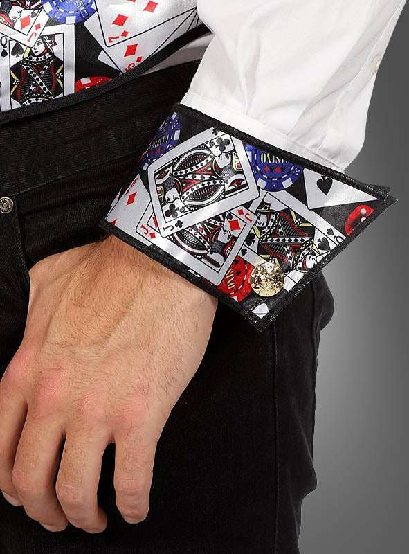 Eine Person, die ein weißes Hemd mit den „Casino Armmanschetten Unisex“ in auffälligem Spielkarten-Design und eine schwarze Hose trägt und dabei ihre linke Hand und ihr Handgelenk zeigt.