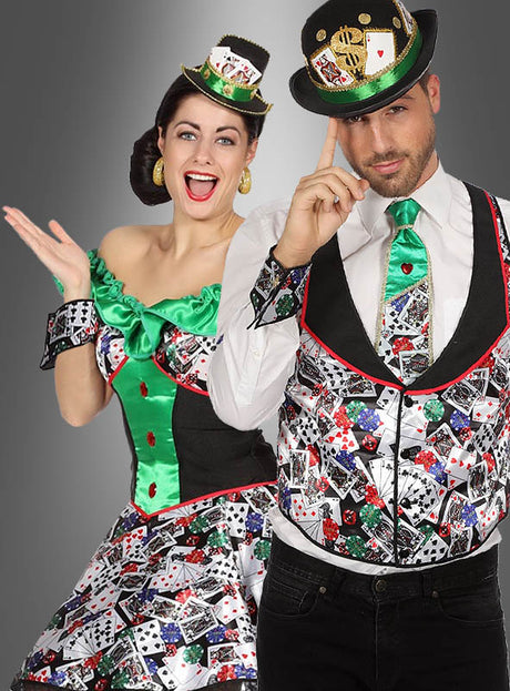 Zwei Personen in Kostümen im Casino-Stil, verziert mit Spielkarten, Pokerchips und grünen Details, die jeweils die stilvollen „Casino Armmanschetten Unisex“ als auffälliges Kostüm-Accessoire in einem verspielten Spielkarten-Design tragen, posieren und lächeln vor einem schlichten grauen Hintergrund.
