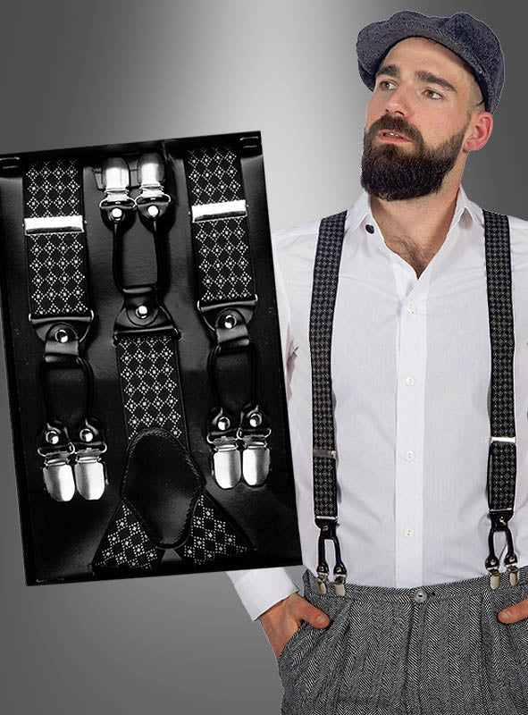 Ein bärtiger Mann mit einer Schirmmütze trägt ein weißes Hemd und gemusterte Hosenträger und verkörpert damit den unverwechselbaren Look der 20er Jahre. Eine Einblendung zeigt eine Nahaufnahme ähnlicher schwarzer „Deluxe 20er Hosenträger“-Geschenkbox-Doppelclips mit geometrischem Muster und robusten Metallclips.