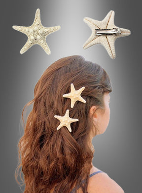 Eine Frau mit welligem braunem Haar schmückt ihre Frisur mit der „1 St. Haarspange Seestern für Nixen“, einer Haarspange in Form eines Seesterns, die ihrem Look einen verspielten, maritimen Touch verleiht. Über ihr zeigen Nahaufnahmen sowohl die Vorder- als auch die Rückseite der Haarspange sowie deren Metallverschluss – damit ist sie das ideale Accessoire, um jedes Haarschmuck-Ensemble im Meerjungfrauen-Stil oder jedes Meerjungfrauen-Kostüm zu vervollständigen.
