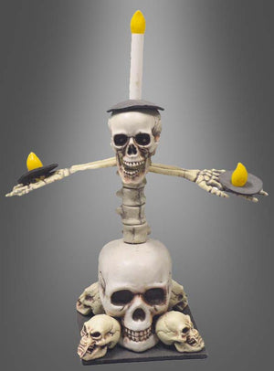 Der „Totenkopf Kerzenhalter 55 cm LED-Augen“ ist ein auffälliger dekorativer Kerzenhalter in Form von übereinander gestapelten Totenköpfen und Knochen. Er ist für drei gelbe Kerzen ausgelegt und eignet sich perfekt als dekorativer Akzent für Halloween. Vor einem grauen Hintergrund sorgen die leuchtenden LED-Augen für eine besonders gruselige Atmosphäre.