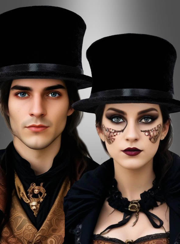 Zwei Personen, die schwarze „Klappzylinder Chapeau Claque Deluxe“-Zylinder und viktorianisch inspirierte Kleidung tragen, mit dramatischem Make-up und ausdruckslosen Gesichtern, stehen vor einem schlichten Hintergrund mit Farbverlauf.
