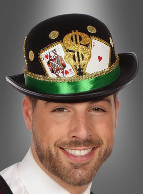 Ein Mann, der die „Schwarze Melone – Casino-Style“ trägt – einen schwarzen Derby-Hut mit grünem Band, verziert mit Goldmünzen, einem goldenen Dollarzeichen und übergroßen Spielkarten mit Herz-Ass und Kreuz-Bube –, ist der perfekte Glücksspieler-Hut für Ihr nächstes Las-Vegas-Kostüm oder Ihre Party unter dem Motto „Casino-Melone“.