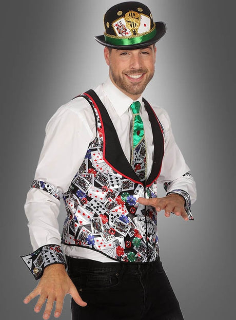 Ein Mann in weißem Hemd, grüner Krawatte, Weste und einer „Schwarzen Melone“ im Casino-Stil, verziert mit Spielkarten und Motiven aus der Casino-Welt, posiert lächelnd vor einem grauen Hintergrund mit Farbverlauf – perfekt für alle Fans von Las-Vegas-Kostümen oder Glücksspieler-Hüten.