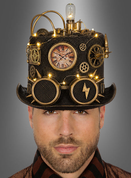 Eine Person trägt den „Steampunk-Zylinder mit Licht“, einen schwarzen Hut, der mit bronzenen Zahnrädern, einem Zifferblatt, einer runden Schutzbrille, Lichterketten und einer Glühbirne verziert ist – ein echter Steampunk-Look. Dieses einzigartige Stück wird durch auffällige Steampunk-Accessoires abgerundet und sorgt so für einen unvergesslichen Look.