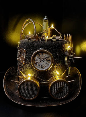 Ein schwarzer Steampunk-Zylinder mit Licht, verziert mit Zahnrädern, einer Uhr, Rohren, Schutzbrillen und leuchtend gelben Lichtern, steht vor einem dunklen Hintergrund. Dieser auffällige Steampunk-Zylinder mit Licht vereint klassische Steampunk-Accessoires zu einem Blickfang – perfekt für jeden Fan.