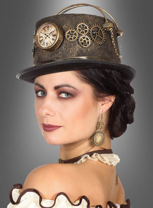 Eine Frau, die einen rostgoldenen Steampunk-Zylinder trägt, der mit Zahnrädern und einer Uhr verziert ist, sowie Ohrringe im Vintage-Stil und eine schulterfreie Bluse im viktorianischen Stil, ist im Profil vor einem grauen Hintergrund abgebildet.