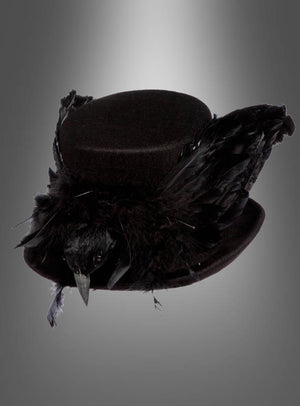 Der „Zylinder mit Rabe Gothic“ ist ein auffälliger schwarzer Zylinder, der mit schwarzen Federn und einer naturgetreuen schwarzen Krähenfigur verziert ist und eine Aura des Geheimnisvollen und der Raffinesse versprüht. Dieser gotische Zylinder – vor einem grauen Hintergrund mit Farbverlauf – eignet sich perfekt als Steampunk-Kostümaccessoire und verleiht jedem Outfit einen dramatischen Touch.
