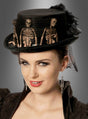 Eine Frau trägt den „Gothic Samt Zylinder mit Skeletten Deluxe“, der als Halloween-Zylinder für Damen gestaltet und mit kleinen Skelettfiguren sowie passenden Skelettohrringen verziert ist, vor einem neutralen grauen Hintergrund – das perfekte Accessoire für alle, die die Ästhetik des Gothic-Huts lieben.