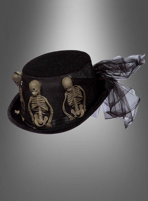 Wir präsentieren den „Gothic Samt Zylinder mit Skeletten Deluxe“: einen schwarzen Samtzylinder, der elegant mit drei kleinen Plastikskeletten und einem Hauch von dramatischem schwarzem Tüll verziert ist und vor einem grauen Hintergrund mit Farbverlauf präsentiert wird – perfekt, um Ihrem Halloween-Outfit einen gruseligen Touch zu verleihen.