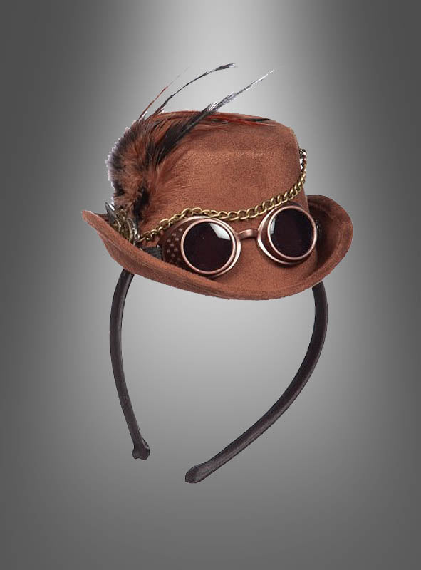 Steampunk-Mini-Zylinder mit Brille, verziert mit einer goldenen Kette, einer Feder und einem Fell-Detail – ein auffälliges Steampunk-Accessoire – präsentiert vor einem grauen Hintergrund mit Farbverlauf.