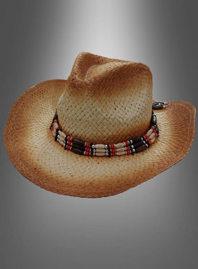 Ein beiger „Luftiger Cowboy“-Strohhut mit gebogener Krempe und einem Zierband mit Perlen in Braun, Weiß und Rot – perfekt, um jedem Boho-Hippie-Outfit eine stilvolle Note zu verleihen oder als Sommerhut für Damen und Herren – präsentiert vor einem grauen Hintergrund mit Farbverlauf.